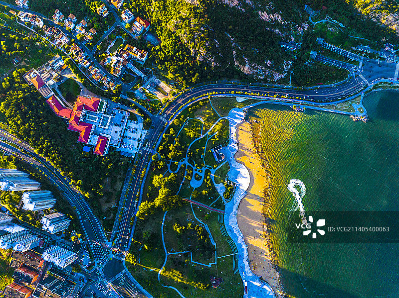 2022年9月10日，航拍江苏省连云港市连云区在海一方公园、连云港港周边景区，山海连云，景色如画。图片素材