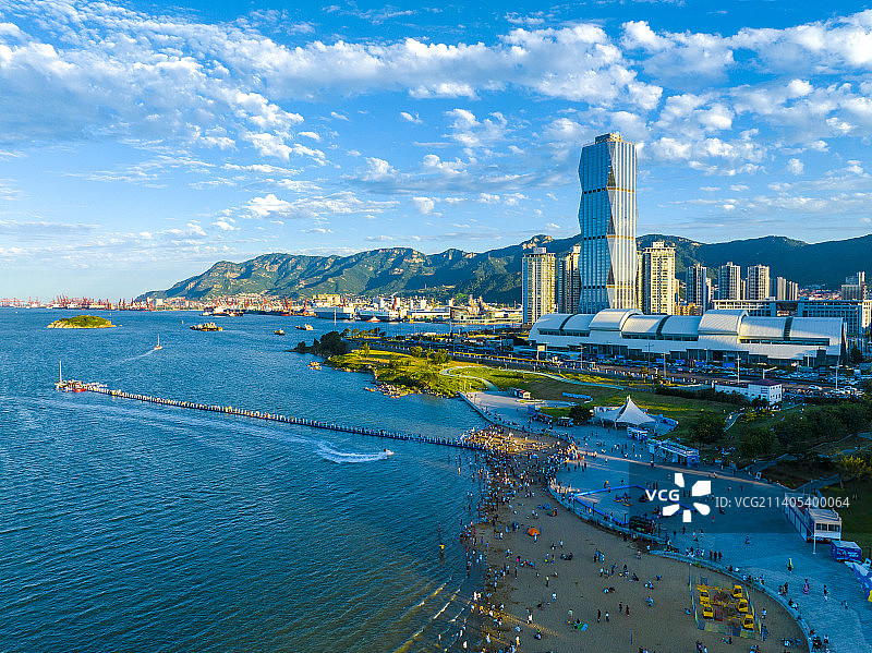 2022年9月10日，航拍江苏省连云港市连云区在海一方公园、连云港港周边景区，山海连云，景色如画。图片素材