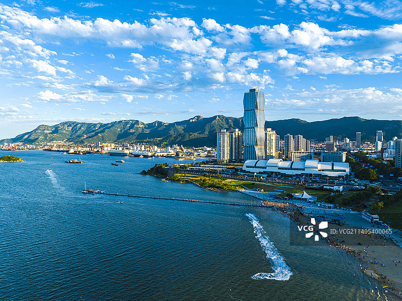 2022年9月10日，航拍江苏省连云港市连云区在海一方公园、连云港港周边景区，山海连云，景色如画。图片素材