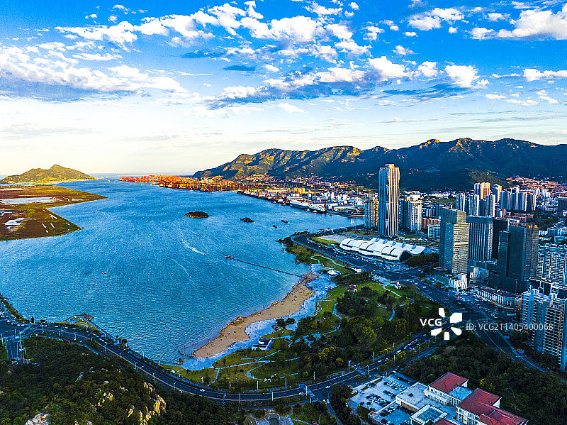 2022年9月10日，航拍江苏省连云港市连云区在海一方公园、连云港港周边景区，山海连云，景色如画。图片素材