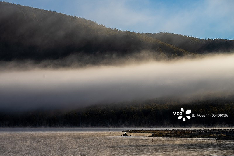 雾中小船图片素材