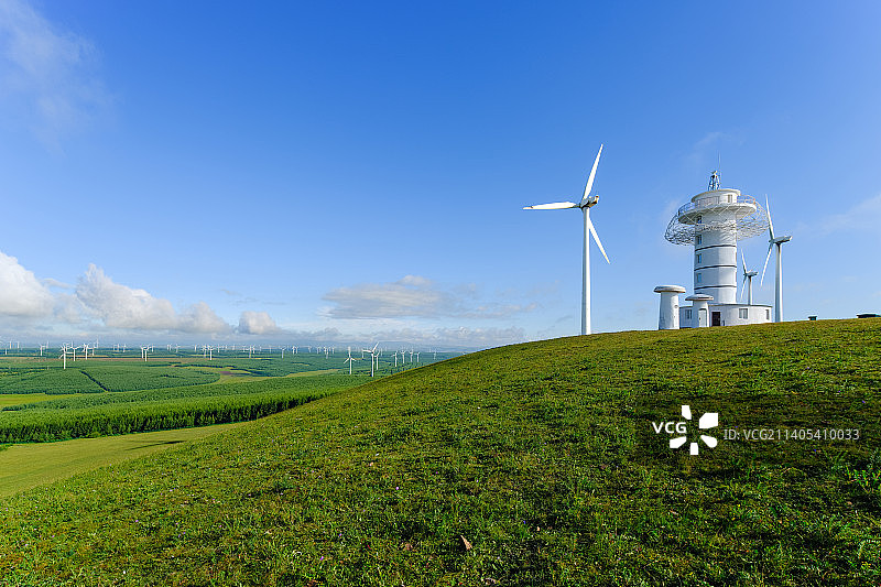 中国河北承德红松洼风力发电场观测站，山顶上的白色灯塔图片素材