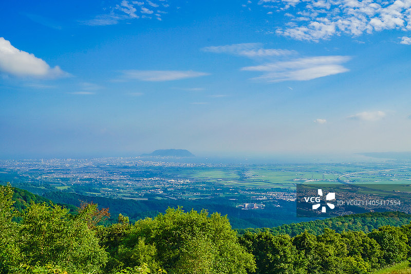 天空映衬下的风景图片素材