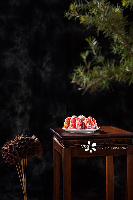 放在桌子上的柿饼中式风图片素材