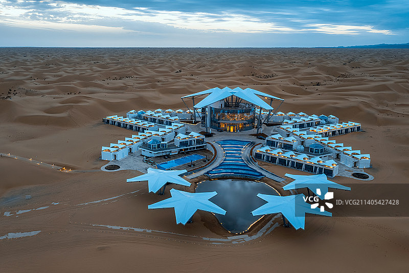 宁夏中卫沙皮头的沙漠中的豪华酒店图片素材