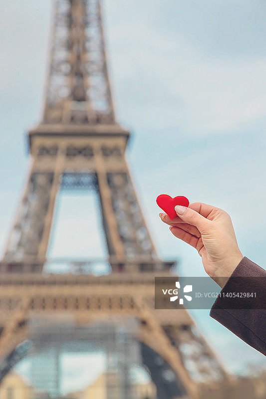 巴黎埃菲尔铁塔附近手中的爱心（选择性焦点）图片素材