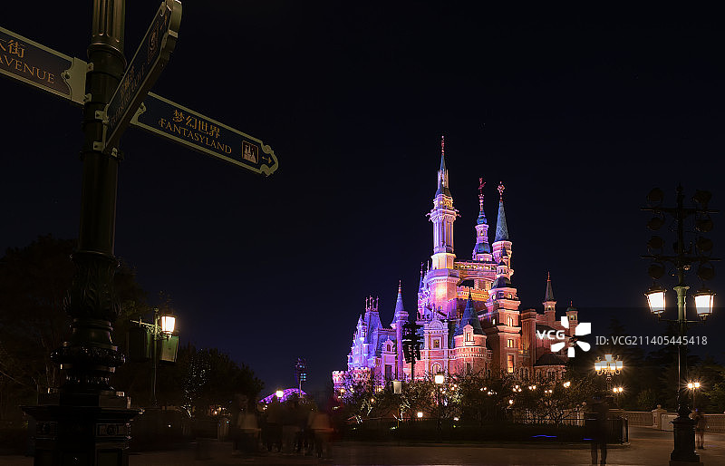 上海迪士尼乐园城堡夜景灯光图片素材
