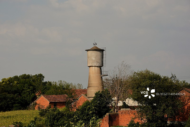 水塔和砖瓦房图片素材