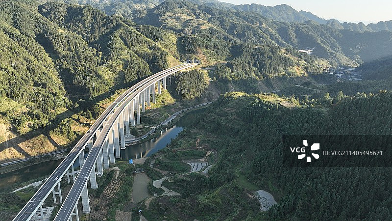 2022年10月14日，在贵州省黔东南苗族侗族自治州榕江县寨蒿镇干烈村境内，剑榕高速穿梭在侗寨上空图片素材