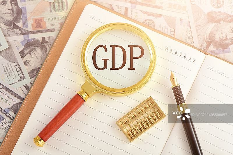 纸币上的笔记本写着字母GDP图片素材