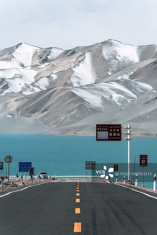 新疆慕士塔格峰帕米尔高原白沙湖图片素材