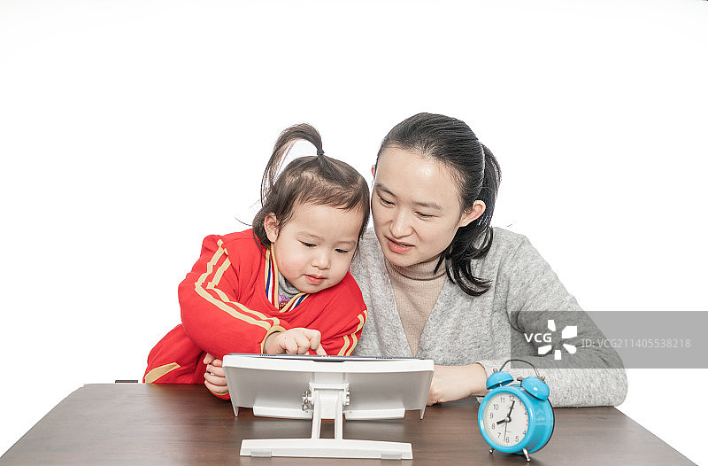 妈妈和小女孩一起上网课图片素材