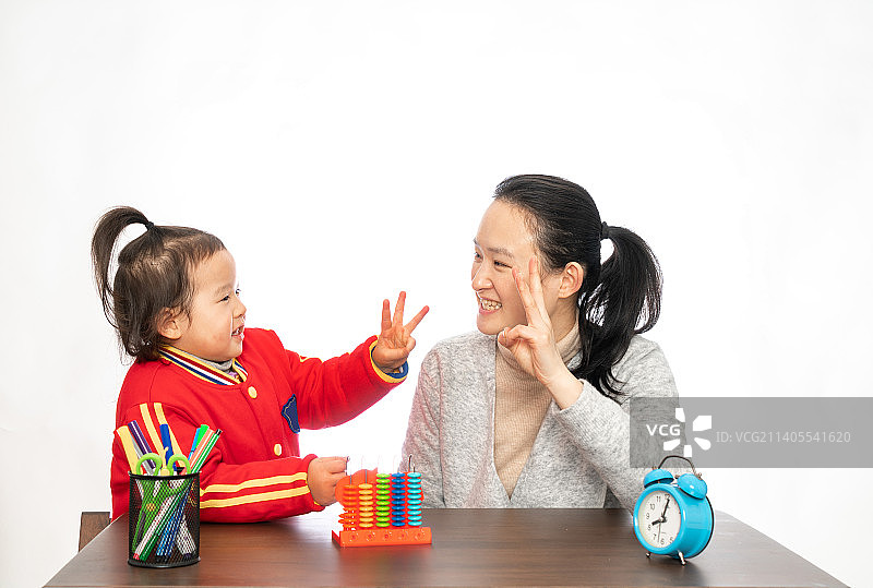 妈妈教女儿学算数图片素材