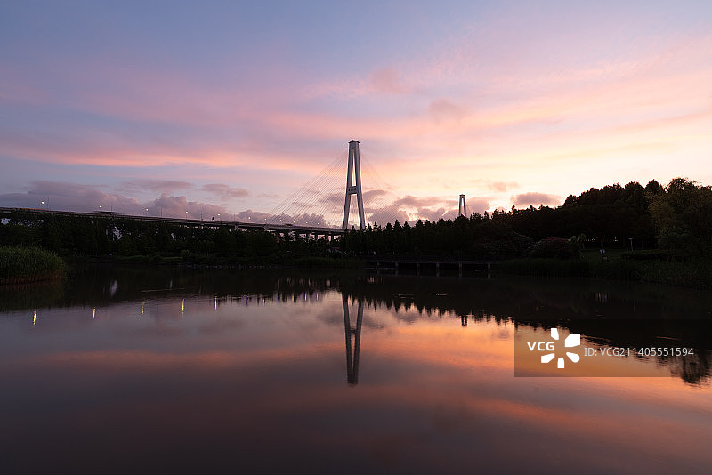 上海徐浦大桥与朝霞，倒映在了水面上图片素材