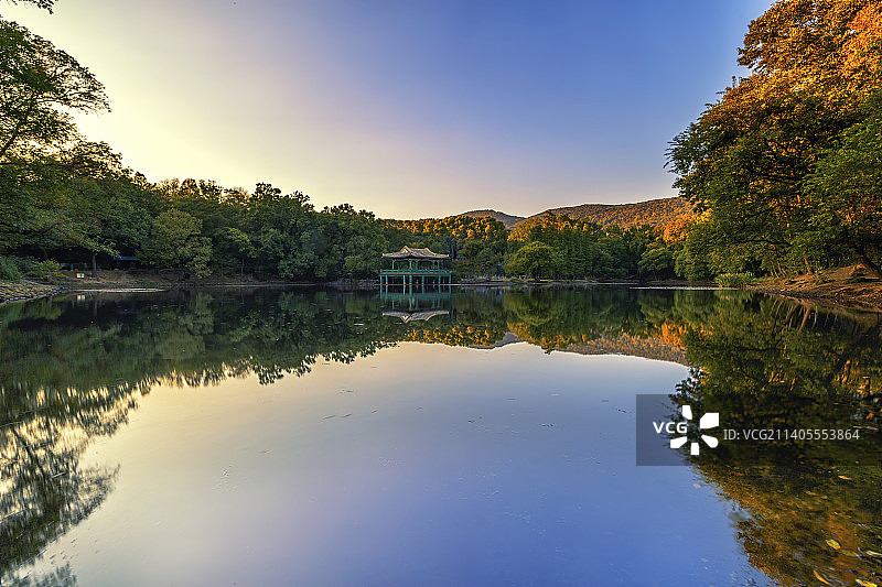 秋日光影中的流微榭+南京图片素材