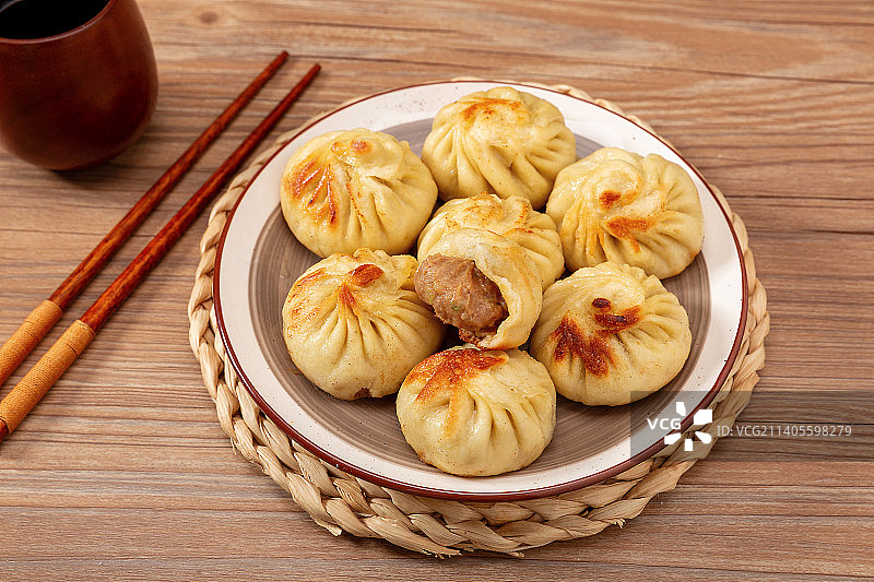 盘子里的生煎包图片素材