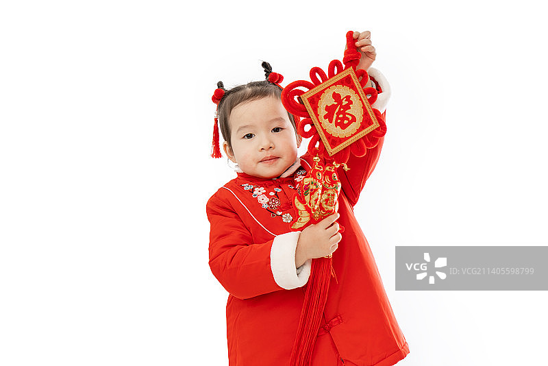 中国小女孩穿着红棉袄手里拿着有福字的中国结图片素材