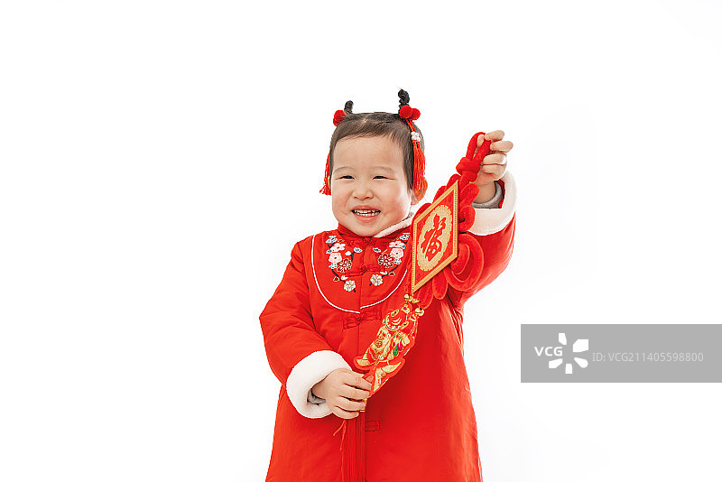 中国小女孩穿着红棉袄手里拿着有福字的中国结图片素材