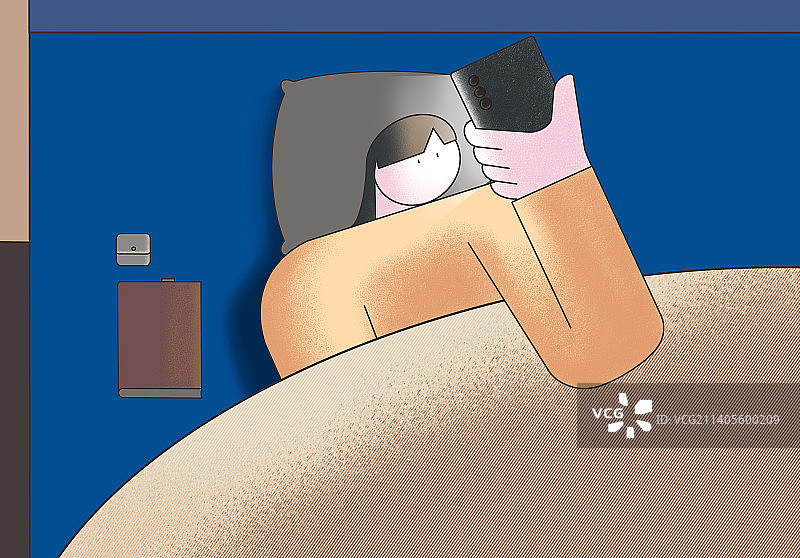 睡不着在床上看着手机睡眠焦虑图片素材