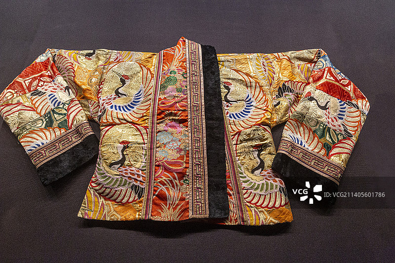 北京民族文化宫博物馆：黑绒边金丝织锦缎和尚领上衣（清代，丝质）图片素材