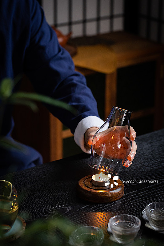 烛火登台蜡烛烛光点火玻璃灯罩图片素材