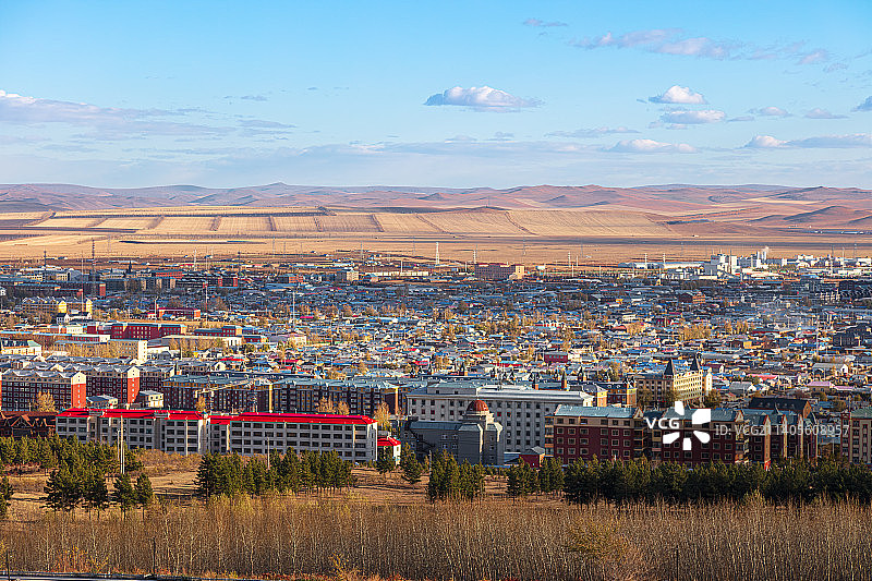 额尔古纳湿地山峰制高点俯瞰额尔古纳市区建筑，茫茫农牧草原湿地上拔地而起的一座现代化城镇图片素材