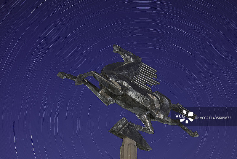 武汉理工大学飞马广场星轨图片素材