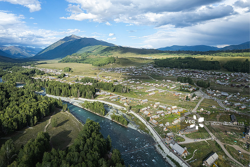 新疆禾木村观景台日出景观航拍视角全景图图片素材