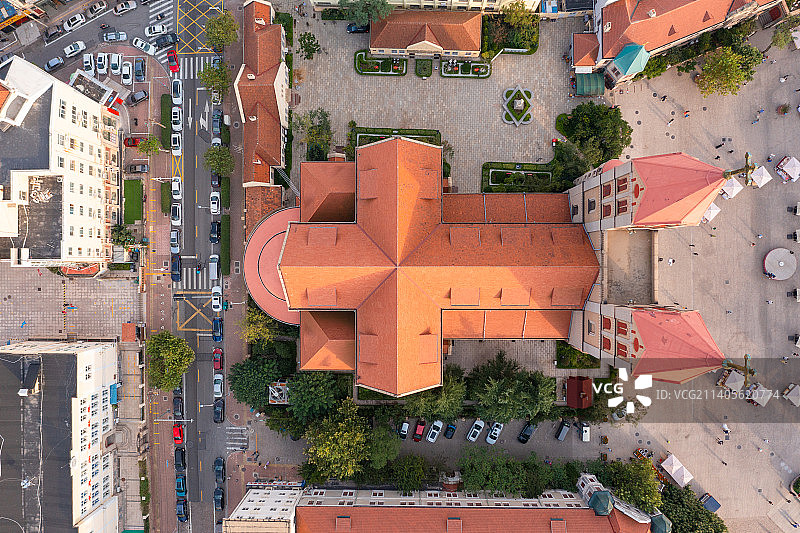 航拍山东省青岛市南区古建筑红房子历史建筑圣弥厄尔教堂图片素材