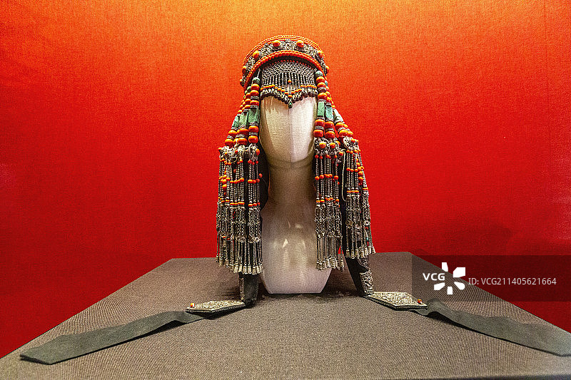 北京民族文化宫博物馆：鄂尔多斯头饰（银、珊瑚质）图片素材