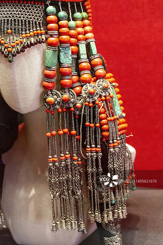 北京民族文化宫博物馆：鄂尔多斯头饰（银、珊瑚质）图片素材