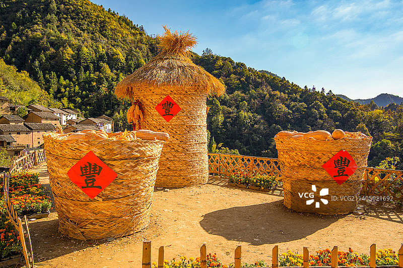 秋季晒谷场上的粮仓图片素材