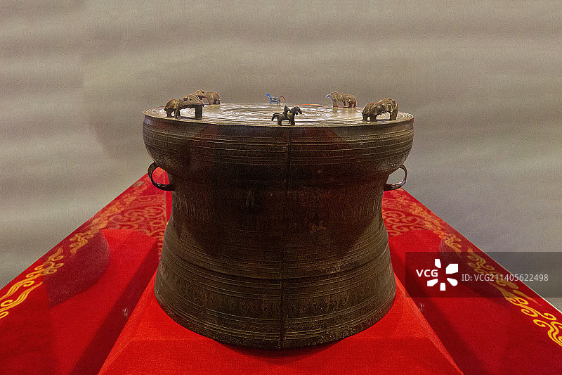 北京民族文化宫博物馆：冷水冲型十二芒铜鼓（汉代，铜质）图片素材