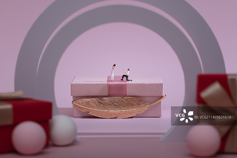 微缩创意礼物盒上用钻戒求婚的男性图片素材