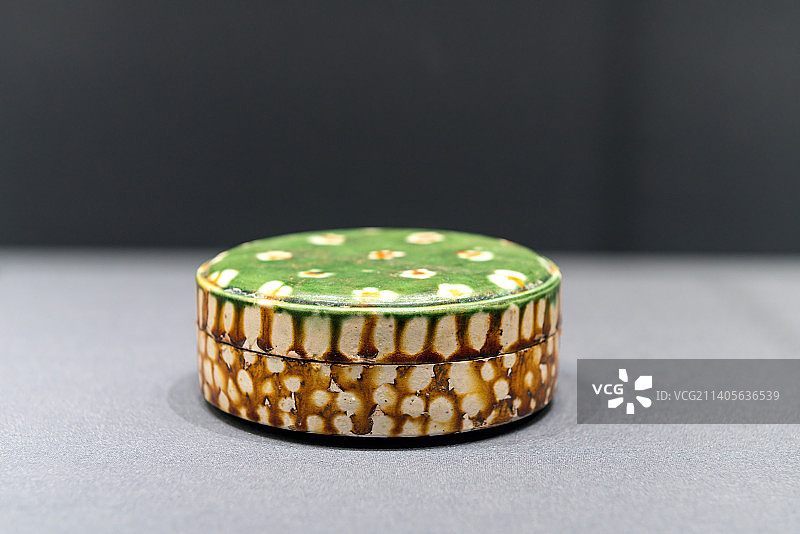 中国唐代瓷器，三彩瓷盒图片素材