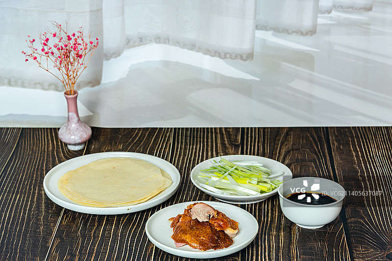 盘子里摆放的烤鸭肉片图片素材