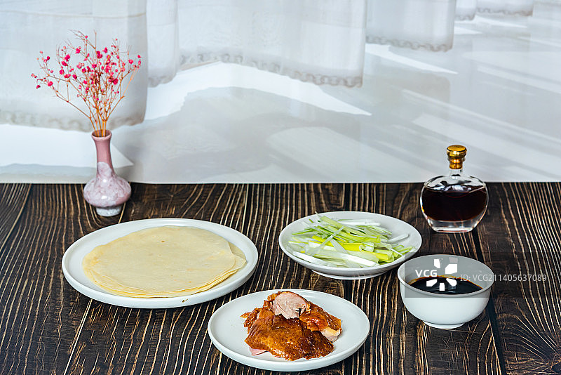 盘子里摆放的烤鸭肉片图片素材