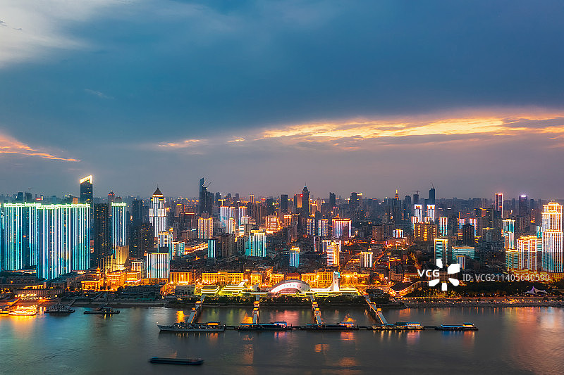 湖北省武汉市武汉科技馆（武汉港）城市风光与都市天际线夏季夜景户外风光航拍视角图片素材