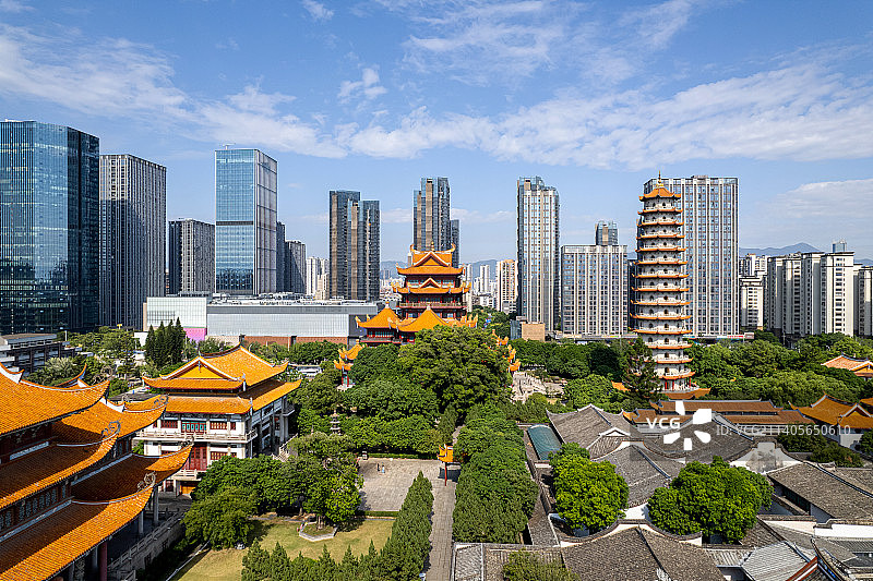 福州著名的西禅寺和现代城市建筑群图片素材