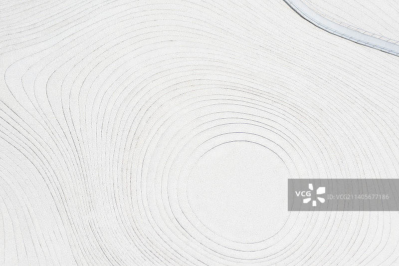 湖北省武汉市汉阳区琴台美术馆白色线条与玻璃栈道极简构图夏季户外风光航拍正上方视角图片素材