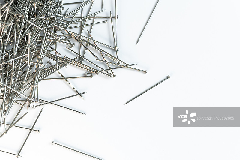 白背景凌乱的大头针背景图图片素材