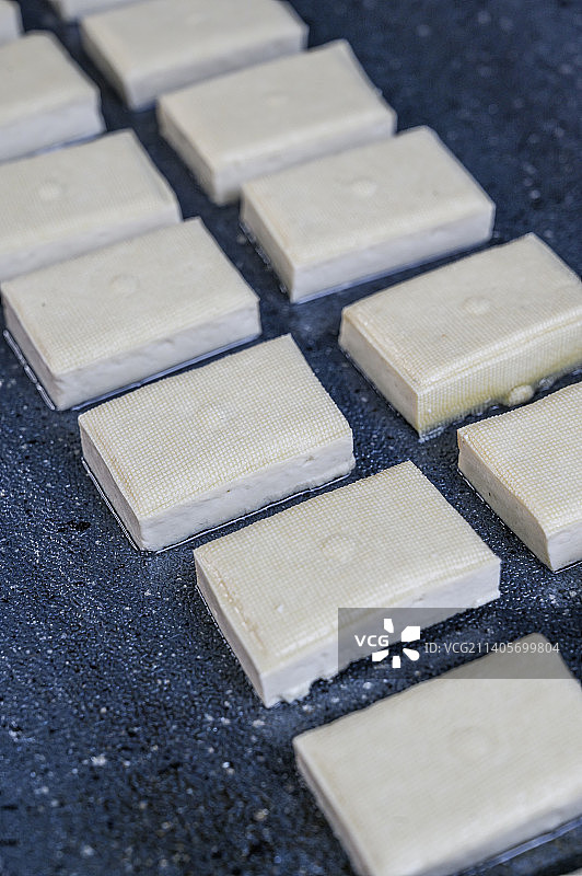 烤盘上的石屏豆腐图片素材