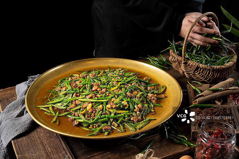 暗调 黑背景 农家菜品 宵夜 江湖菜 尖椒鸡 青椒鸡 青小米辣图片素材