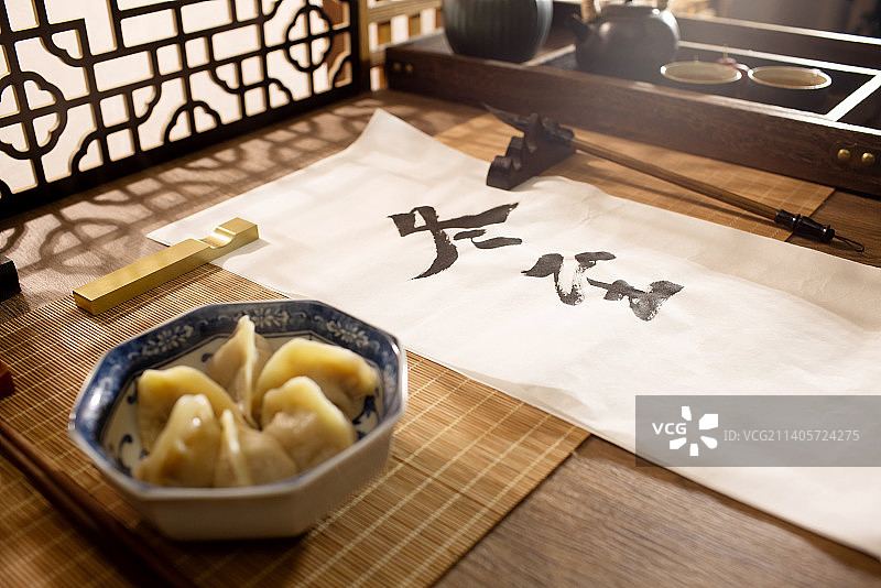 桌上的一碗饺子和冬至书法图片素材