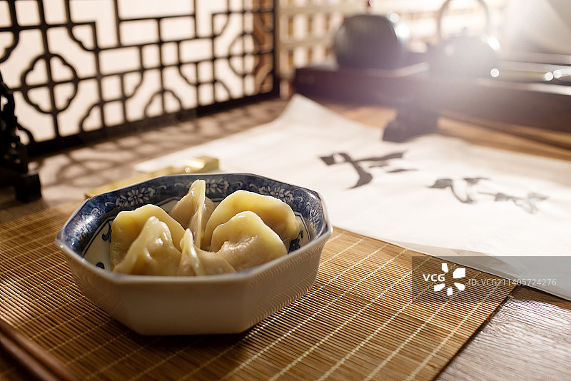 桌上的一碗饺子和冬至书法图片素材