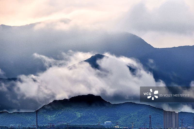 云雾山中图片素材