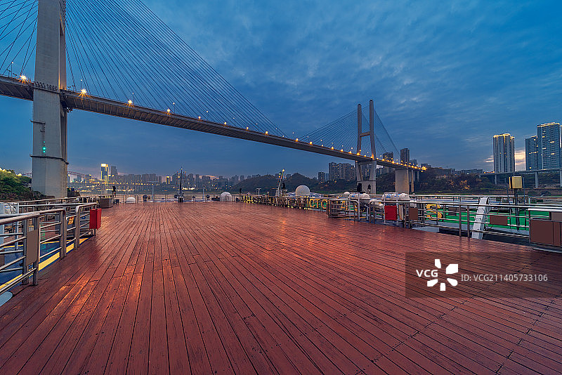 重庆大佛寺长江大桥与三峡游轮甲板夜景图片素材