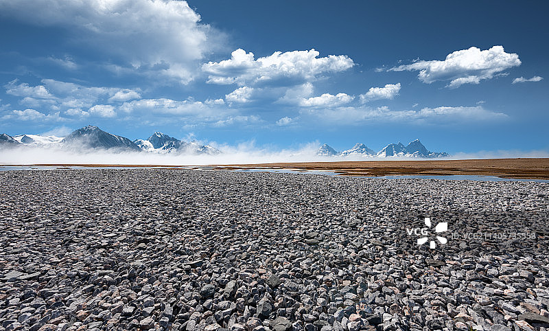 雪山，湖泊，石子路图片素材