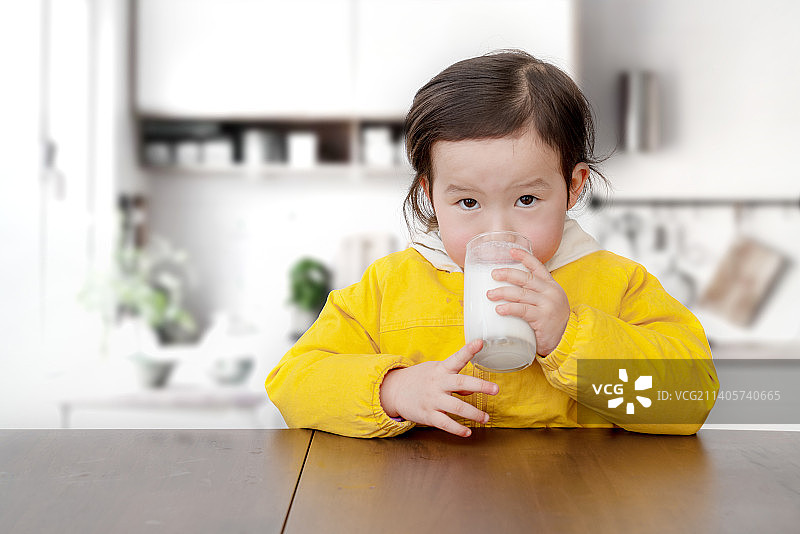 小女孩喝牛奶图片素材