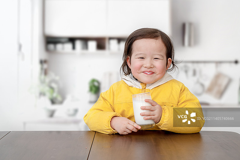 小女孩喝牛奶图片素材